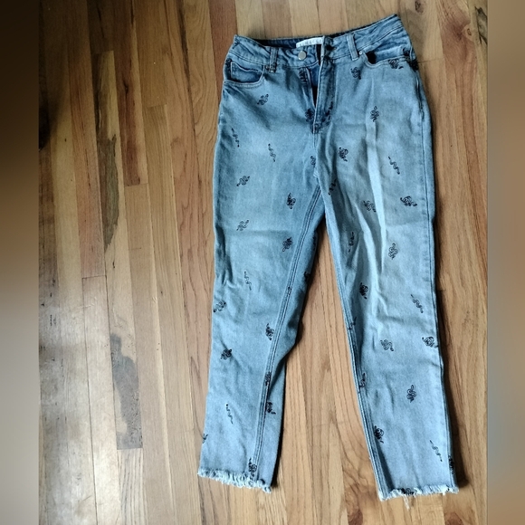 Tinseltown Light Blue Ankle Jeans with Black Embroidery Snak Design - Picture 2 of 8